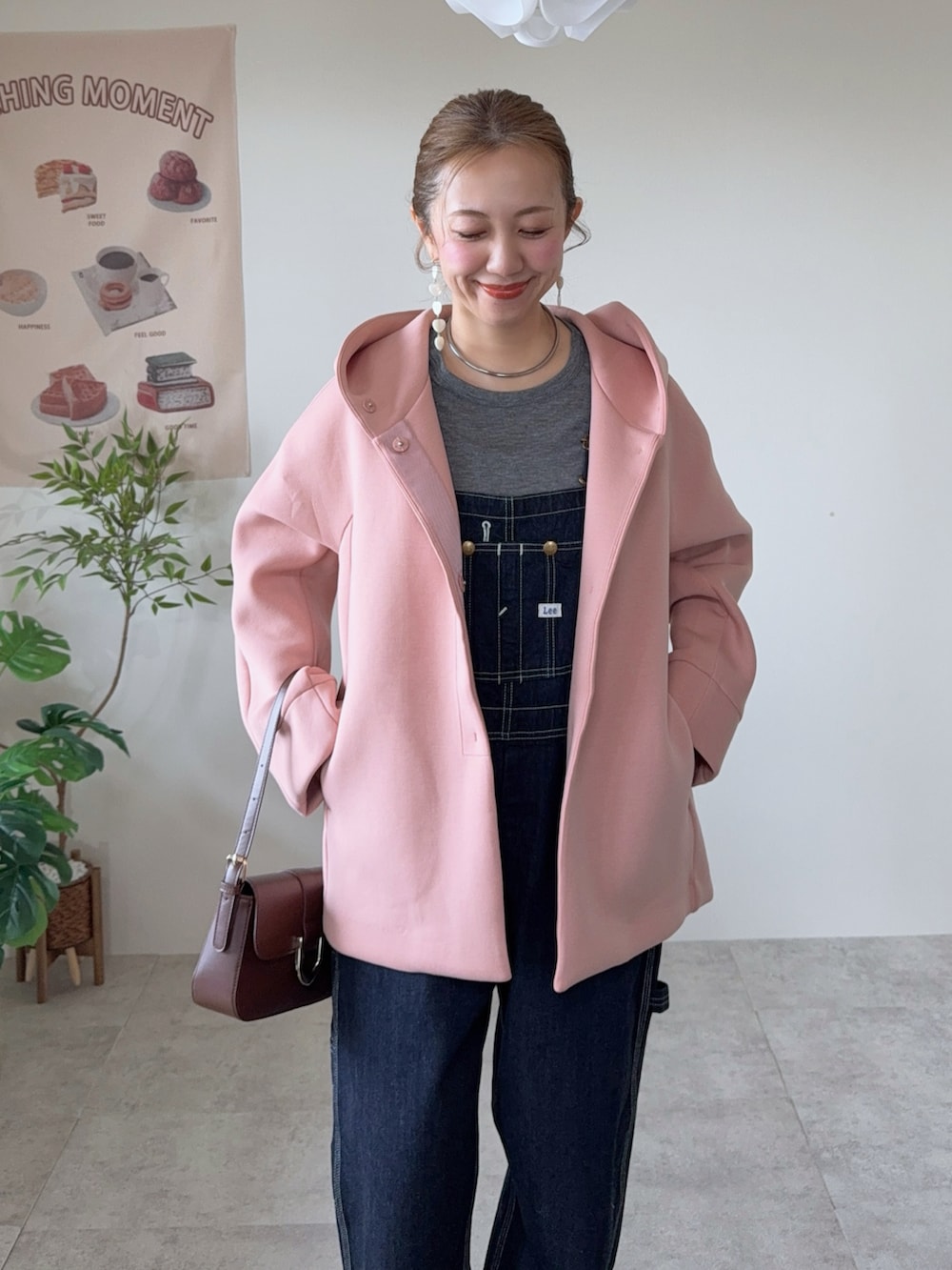 ブルー系のサロペット/オーバーオール、ブラウン系のハンドバッグ、ピンク系のジャケット/アウターを着用したレディースの春コーディネートの4枚目の写真