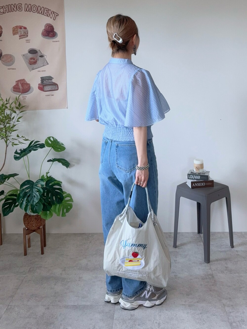 グレー系のスニーカー、ブルー系のシャツ/ブラウス、シルバー系のヘアピンを着用したレディースの夏コーディネートの2枚目の写真