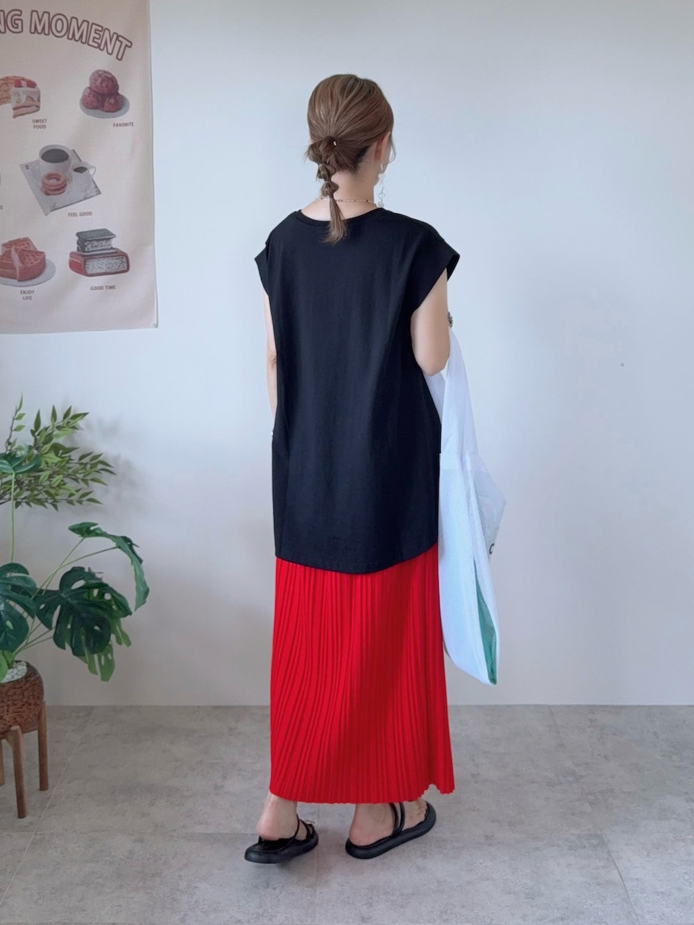 ブラック系のTシャツ/カットソー、レッド系のスカート、ホワイト系のトートバッグを着用したレディースの夏コーディネートの3枚目の写真
