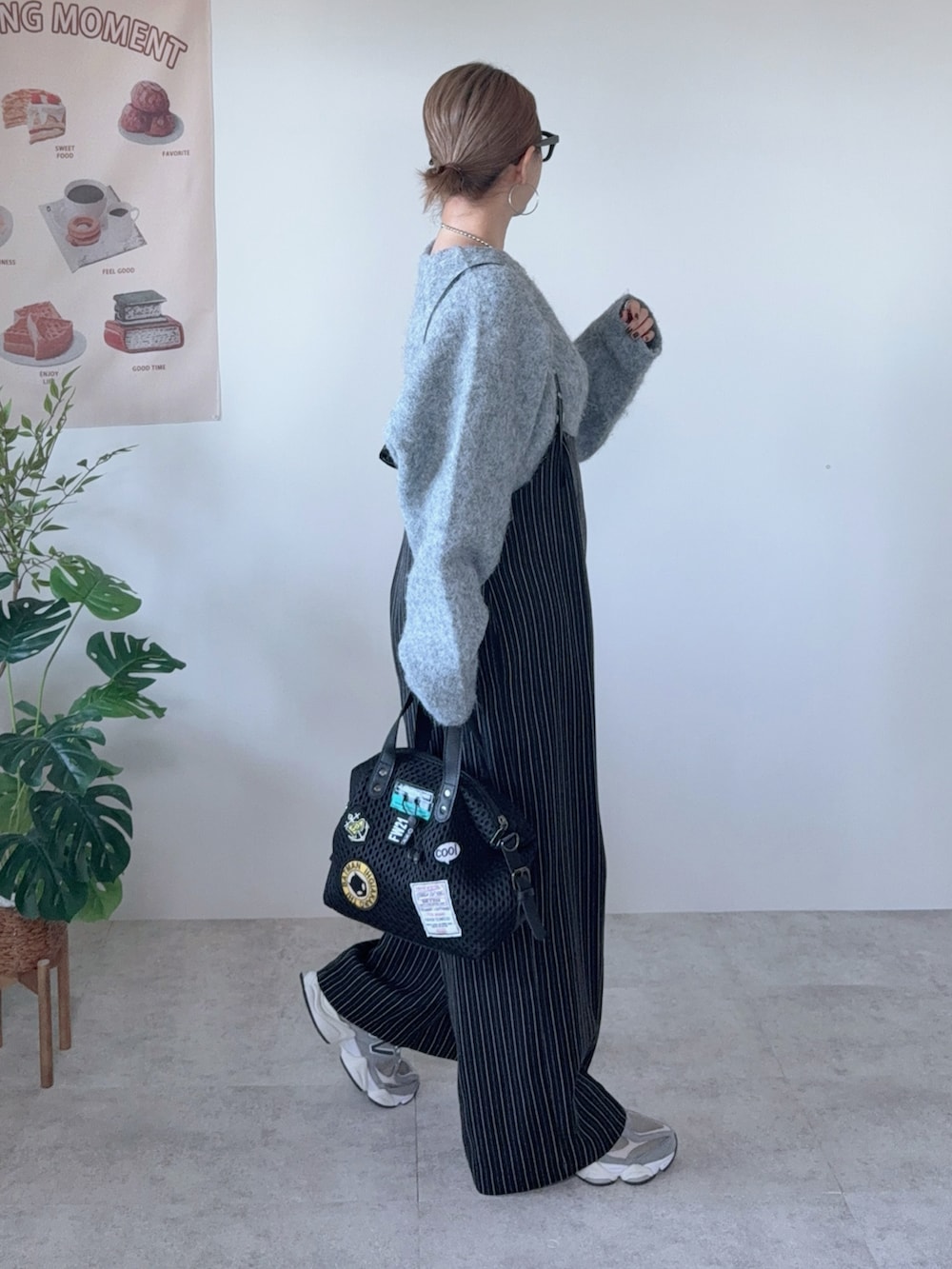 ブラック系のボストンバッグ、グレー系のニット/セーター、ブラック系のその他パンツを着用したレディースの冬コーディネートの2枚目の写真
