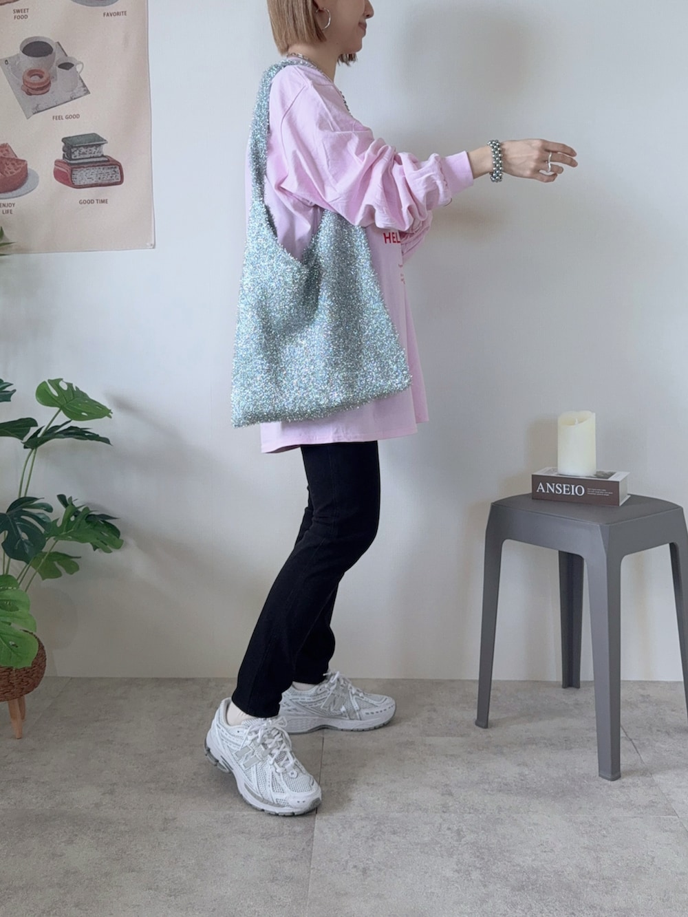 ピンク系のTシャツ/カットソー、ホワイト系のスニーカー、シルバー系のショルダーバッグを着用したレディースの冬コーディネートの2枚目の写真