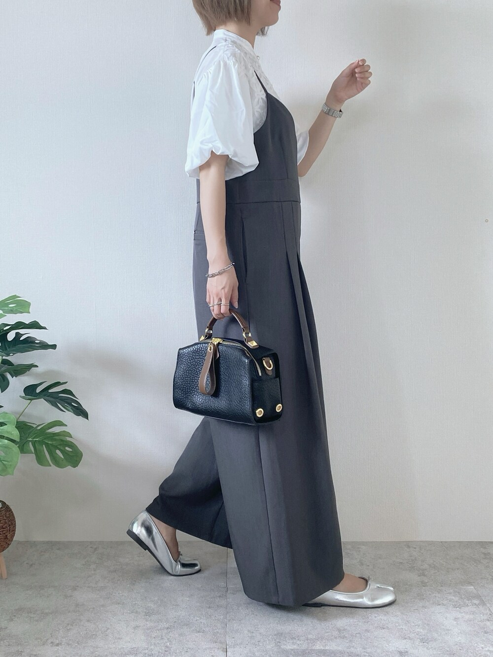 ブラック系のボストンバッグ、グレー系のサロペット/オーバーオール、シルバー系のバレエシューズを着用したレディースの夏コーディネートの3枚目の写真
