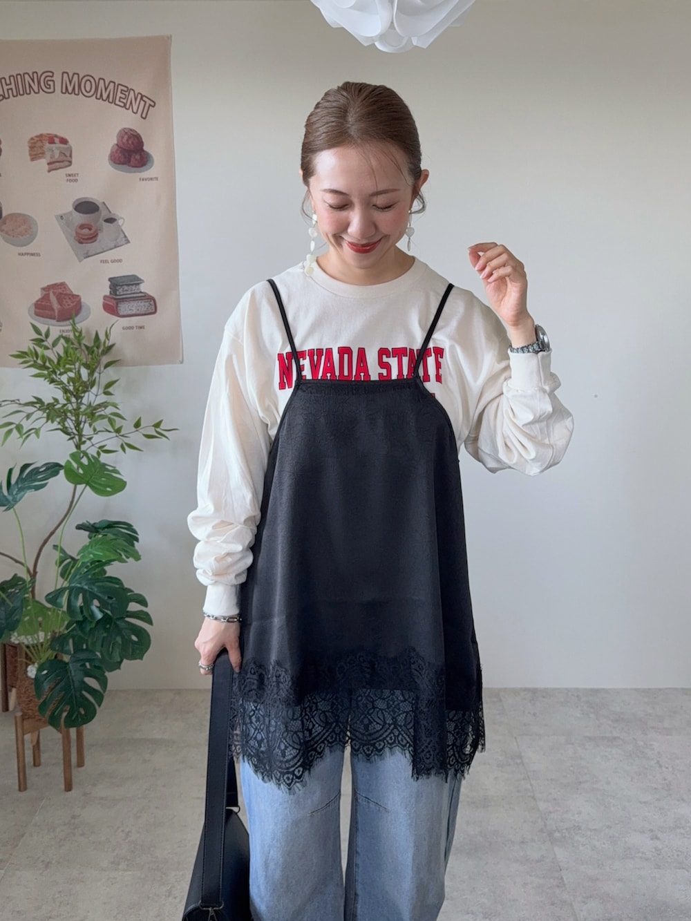 ブラック系のキャミソール、ベージュ系のTシャツ/カットソー、ブラック系のショルダーバッグを着用したレディースの春コーディネートの4枚目の写真