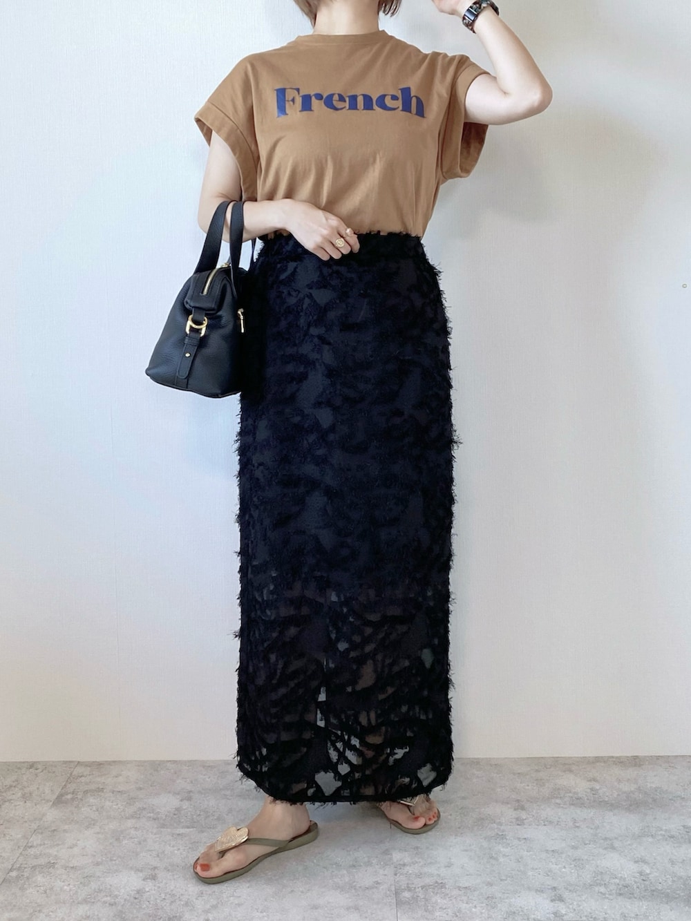 「zena、大人カジュアル、フリンジスカート、ジャガードスカート、ootd、Tシャツ、ビーチサンダル、カジュアルコーデ」｜「KiraKiraShopのアイテム（Tシャツ/カットソー、ブラウン系）」を使った、memeさん（レディース・158cm）の夏コーディネートの2枚目の写真