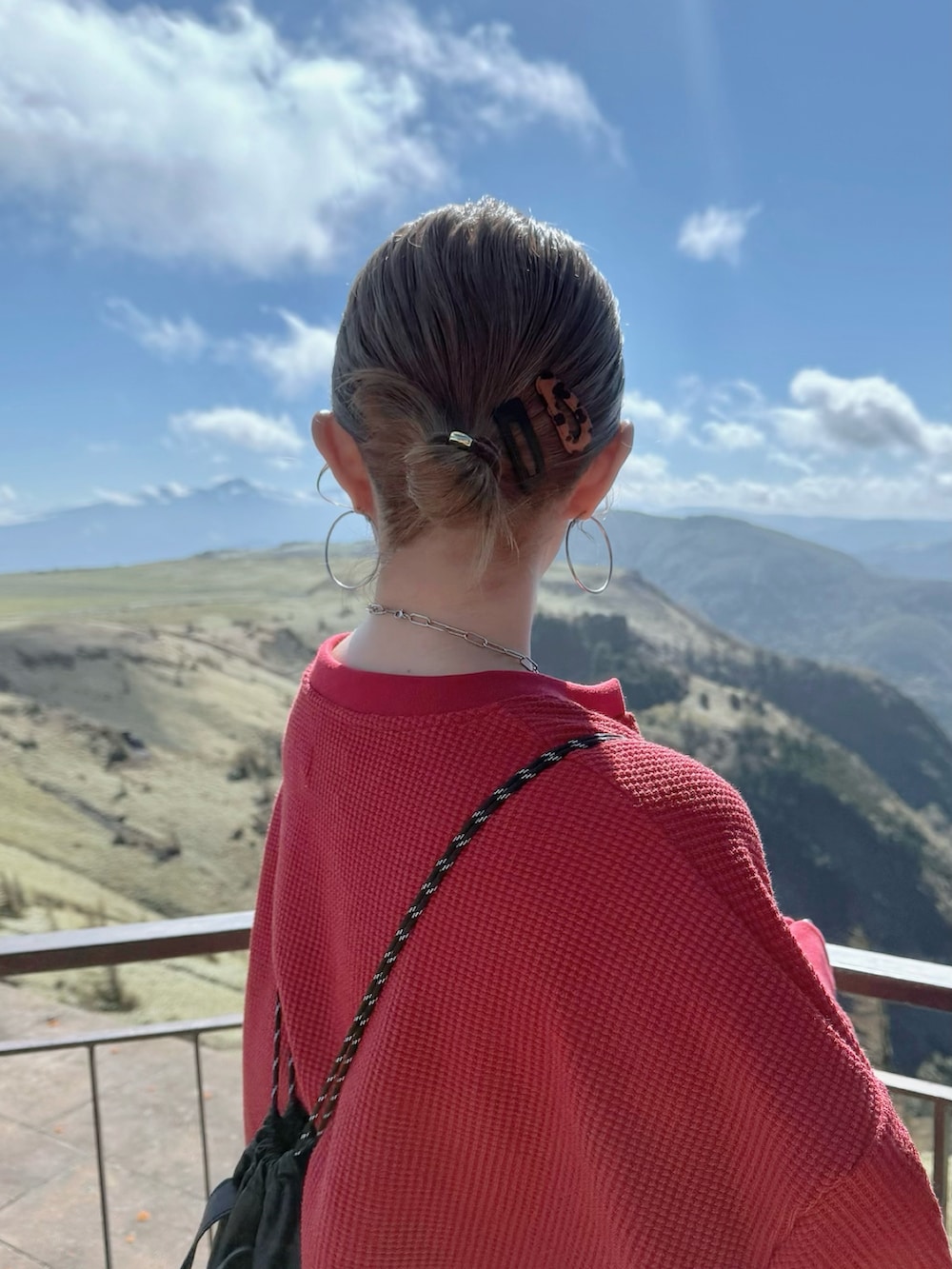 ホワイト系のスニーカー、レッド系のTシャツ/カットソー、ブラック系のバックパック/リュックを着用したレディースの秋コーディネートの4枚目の写真