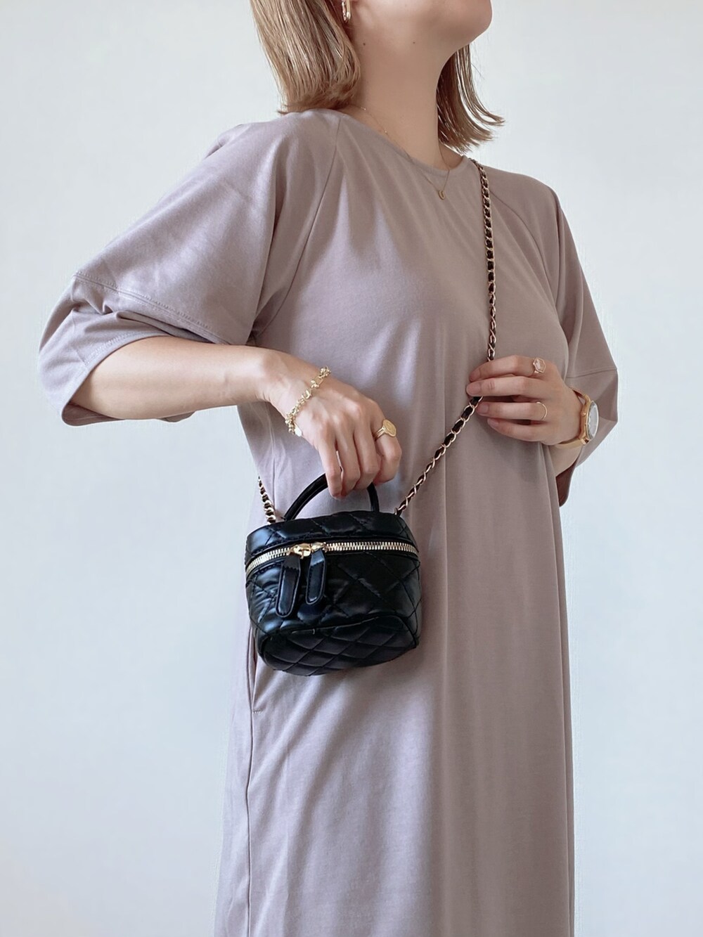 ベージュ系のワンピース/ドレス、ブラック系のパンツ、ブラック系のショルダーバッグを着用したレディースの夏コーディネートの3枚目の写真