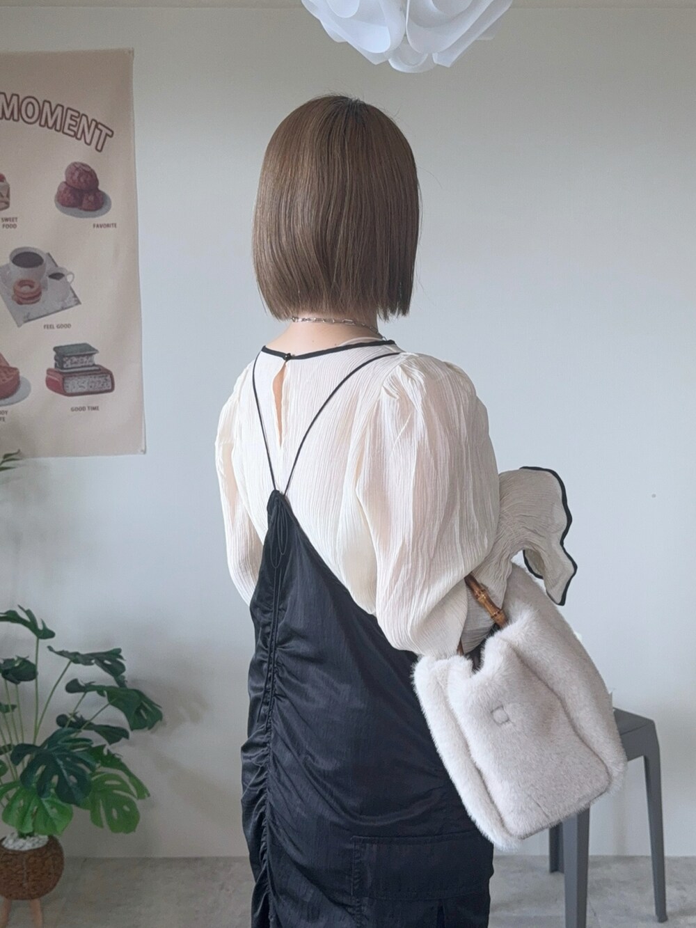 ブラック系のワンピース、ベージュ系のトートバッグ、ブラック系のローファーを着用したレディースの冬コーディネートの4枚目の写真