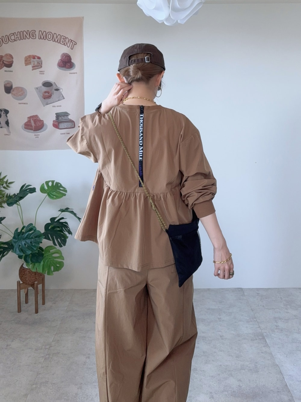 イエロー系のその他パンツ、ブラウン系のシューズ、ブラウン系のキャップを着用したレディースの夏コーディネートの4枚目の写真