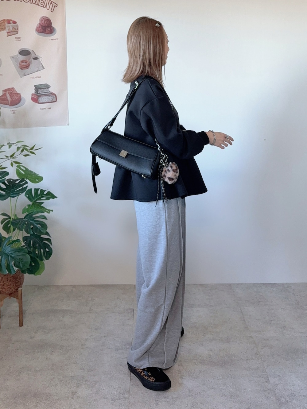 ブラック系のショルダーバッグ、グレー系のスウェットパンツを着用したレディースの冬コーディネートの2枚目の写真