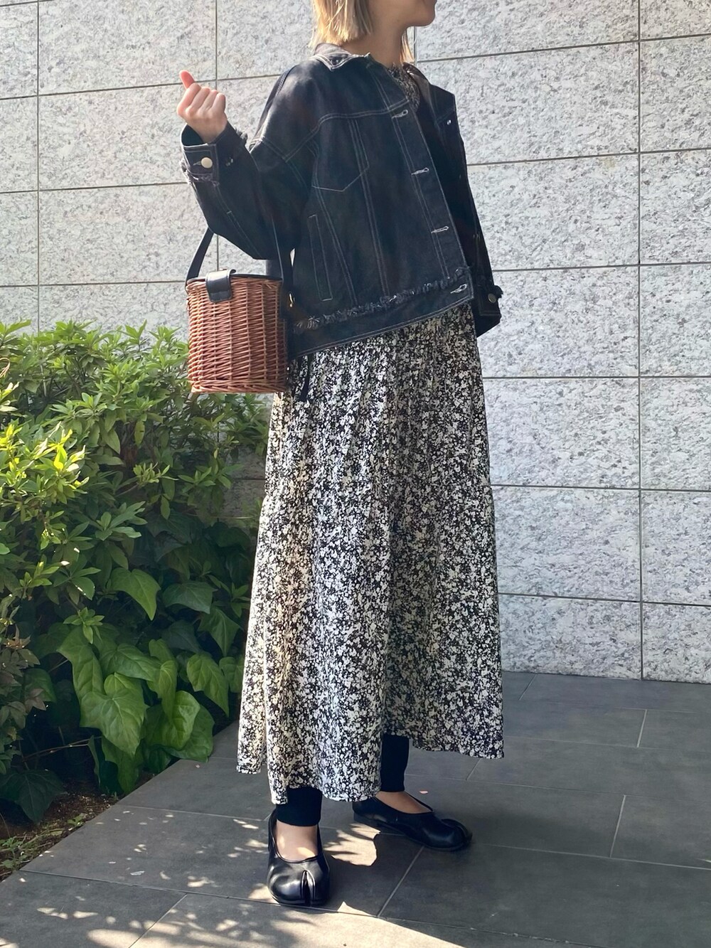 ブラック系のワンピース/ドレス、ブラック系のバッグ、ブラック系のパンプスを着用したレディースの春コーディネートの4枚目の写真