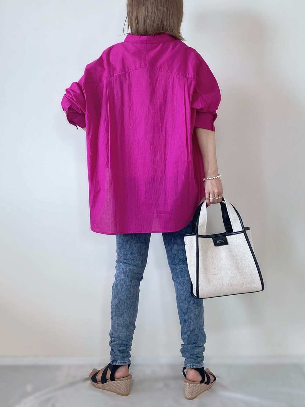 ブラック系のバッグ、ブラック系のサンダル、ピンク系のシャツ/ブラウスを着用したレディースの夏コーディネートの4枚目の写真