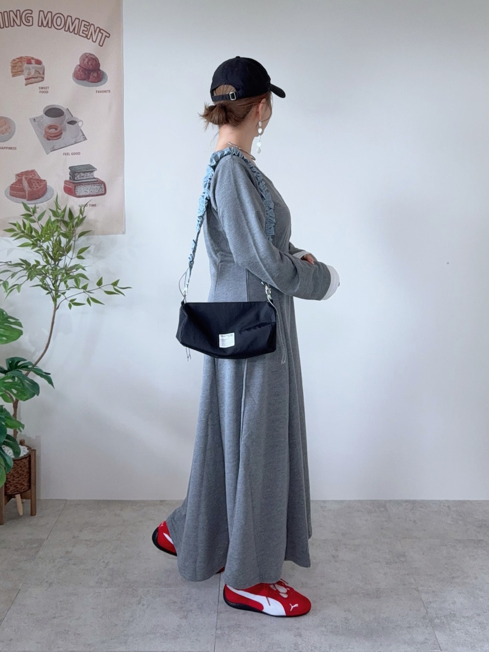 グレー系のワンピース、ブラック系のショルダーバッグ、レッド系のスニーカーを着用したレディースの春コーディネートの2枚目の写真