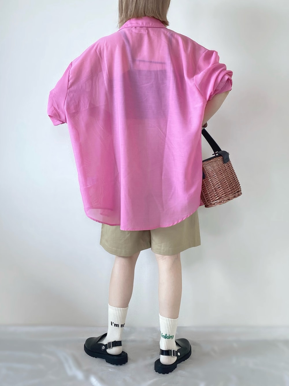 ブラック系のキャミソール、ピンク系のシャツ/ブラウス、ベージュ系のチノパンツを着用したレディースの春コーディネートの4枚目の写真