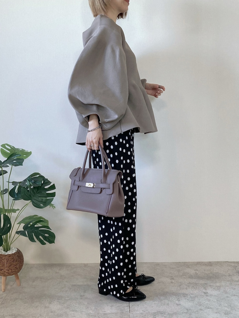 ブラウン系のTシャツ/カットソー、ブラック系のその他パンツ、ブラック系のパンプスを着用したレディースの冬コーディネートの3枚目の写真