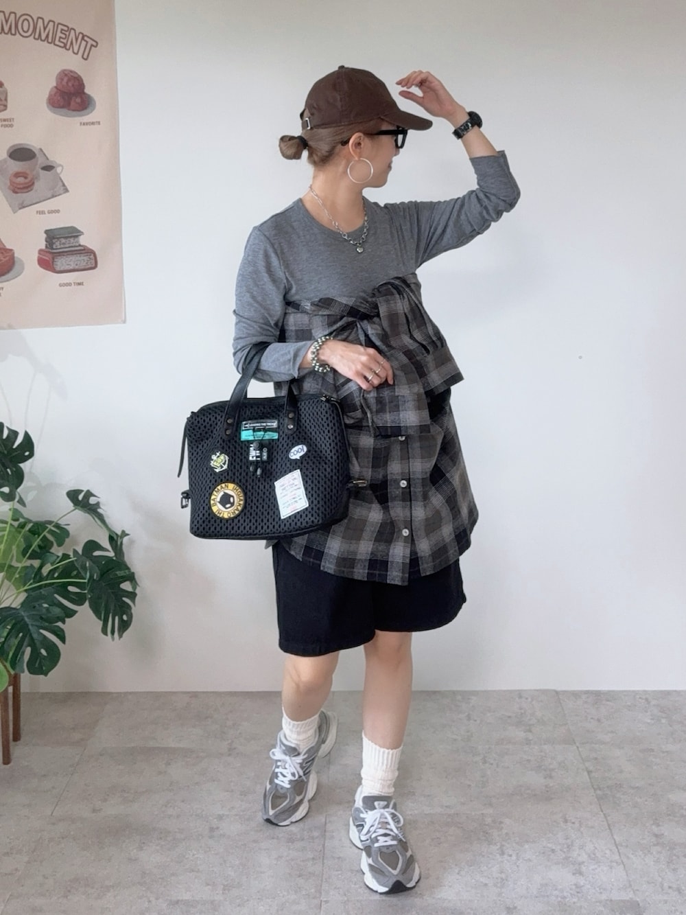 ブラック系のボストンバッグ、ブラック系のシャツ/ブラウス、グレー系のスニーカーを着用したレディースの秋コーディネートの3枚目の写真