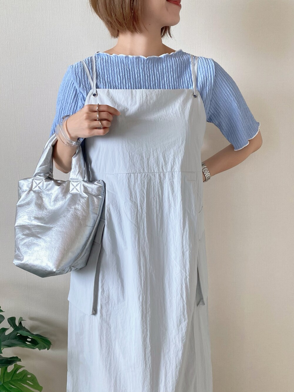 グレー系のワンピース、ブルー系のTシャツ/カットソー、シルバー系のハンドバッグを着用したレディースの夏コーディネートの4枚目の写真