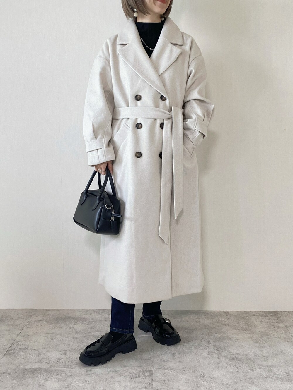 「PR、GeeRA、ジーラ、ZOZOTOWN、ZOZO購入品、geera_ootd、ZOZOTOWN購入品、コート、冬コーデ、大人カジュアル、40代ファッション、おしゃれさんと繋がりたい」｜「GeeRAのニットモッサトレンチデザインコート（チェスターコート、ホワイト系）」を使った、memeさん（レディース・158cm）の秋コーディネートの4枚目の写真