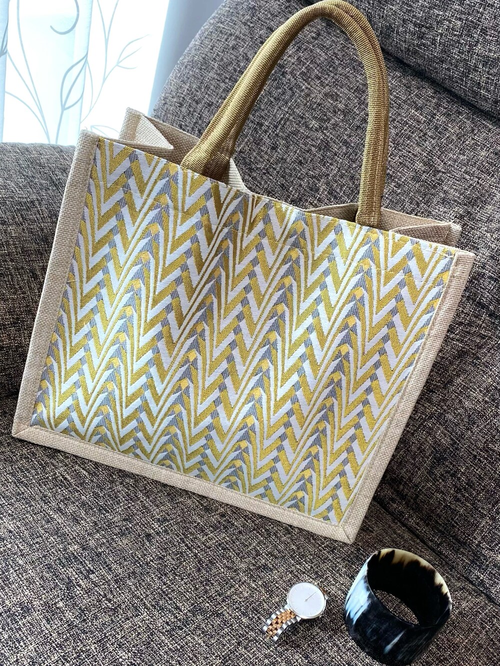 イエロー系のかごバッグ、グレー系のデニムパンツ、グリーン系のサンダルを着用したレディースの夏コーディネートの4枚目の写真