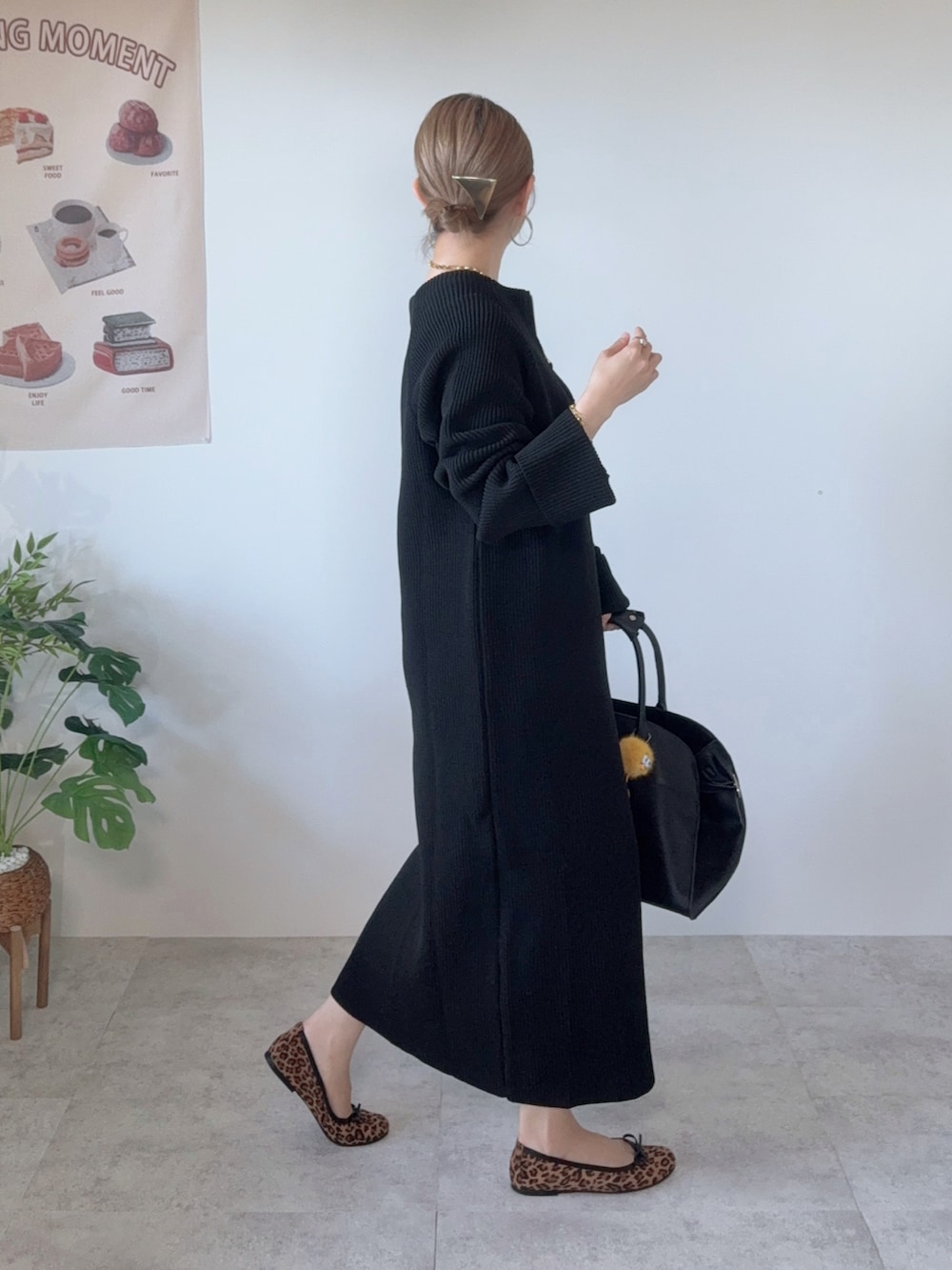 ブラック系のワンピース、ブラック系のボストンバッグ、ブラウン系のバレエシューズを着用したレディースの秋コーディネートの2枚目の写真