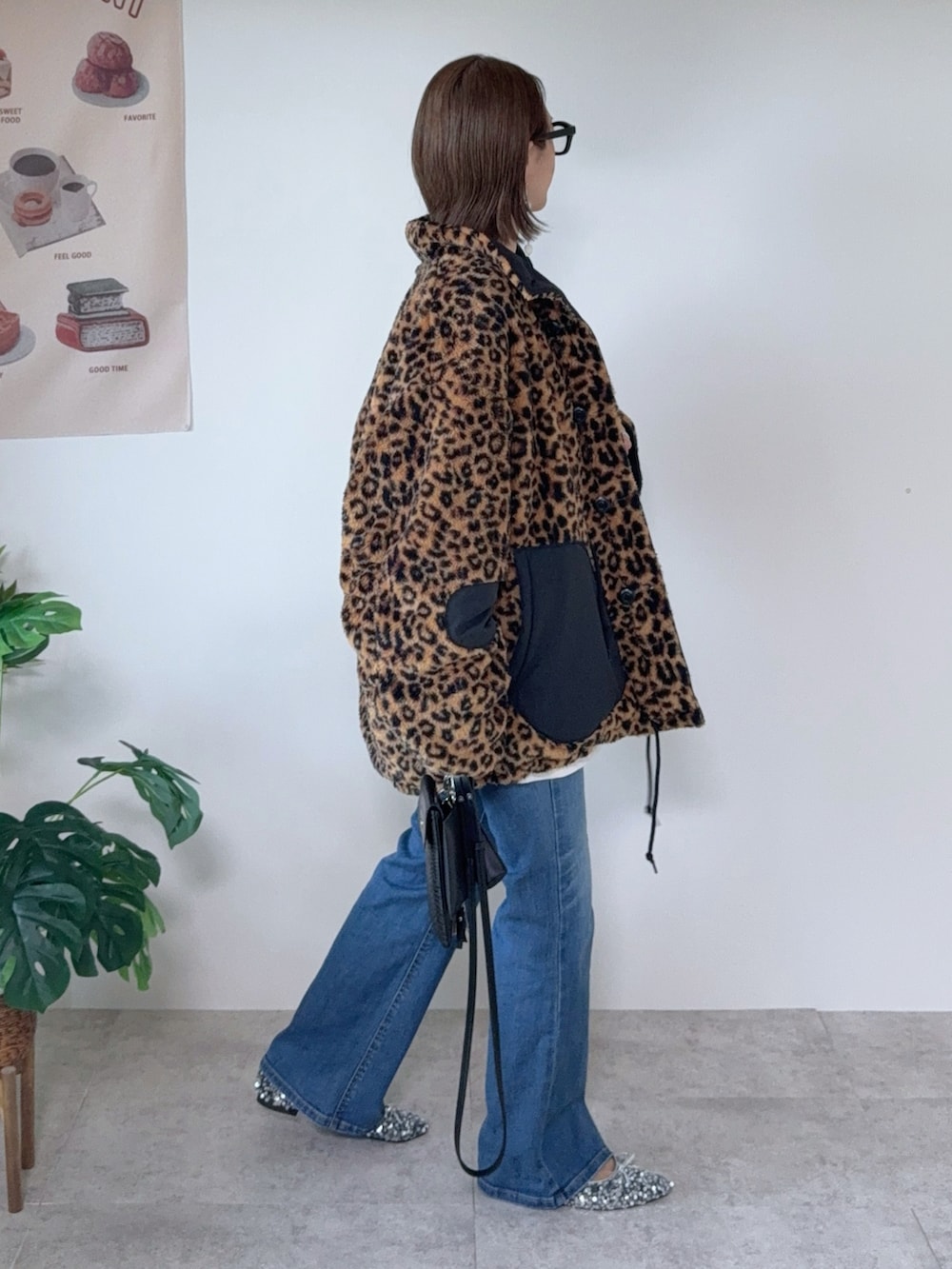 ベージュ系のTシャツ/カットソー、その他のミリタリージャケット、ブルー系のデニムパンツを着用したレディースの秋コーディネートの2枚目の写真