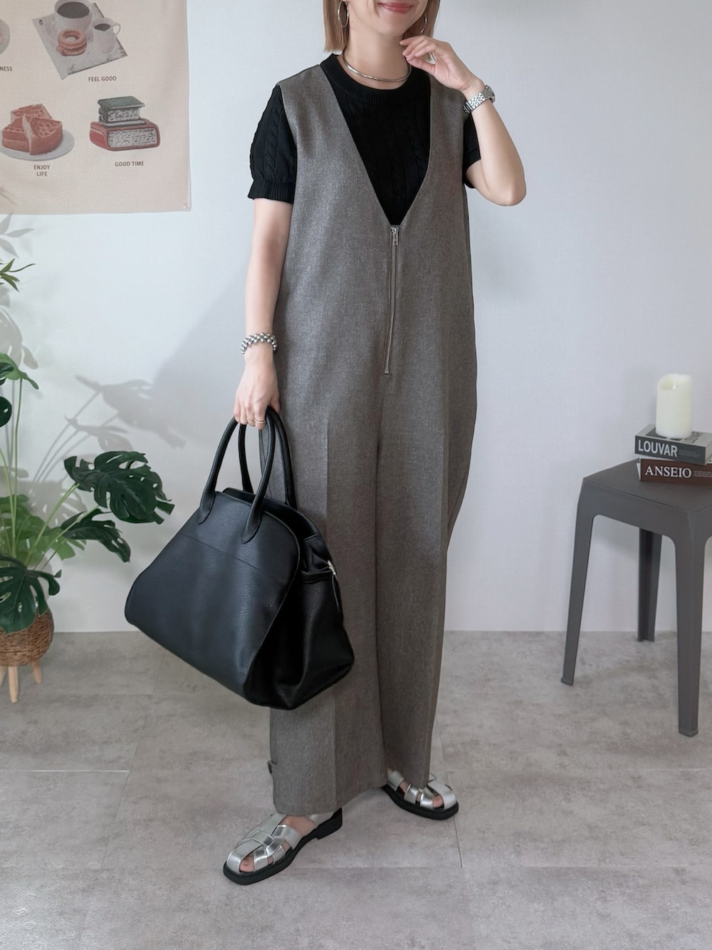 ブラック系のニット/セーター、ブラウン系のつなぎ/オールインワン、ブラック系のボストンバッグを着用したレディースの夏コーディネートの2枚目の写真