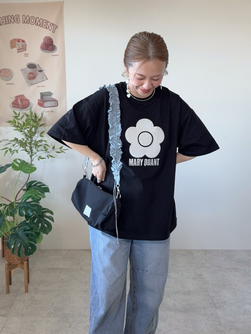 レッド系のスニーカー、ブラック系のTシャツ/カットソー、ブラック系のショルダーバッグを着用したレディースの春コーディネートの4枚目の写真