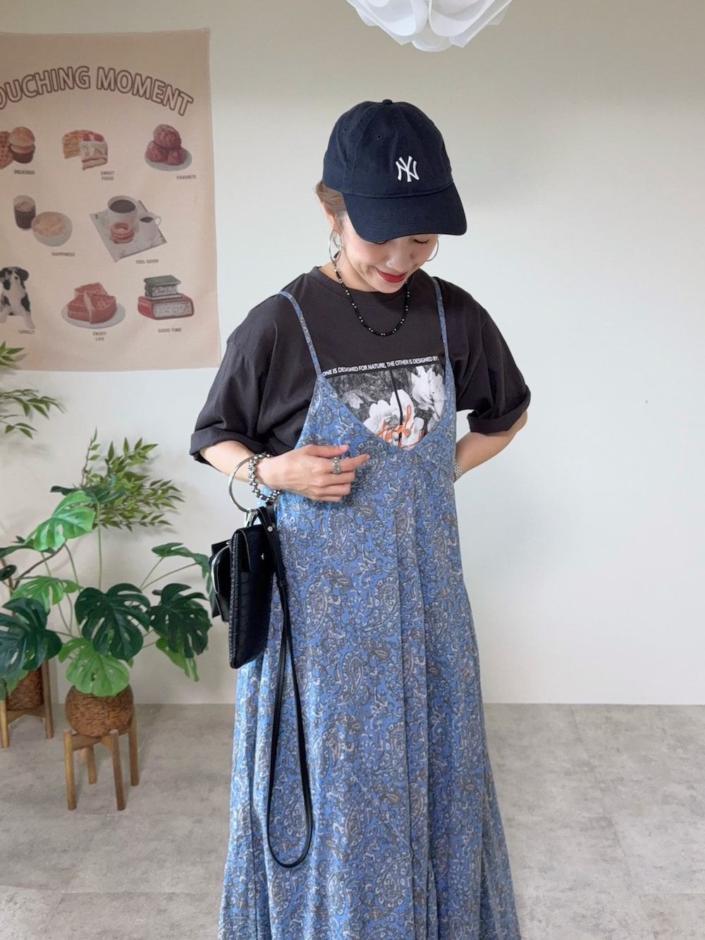 ブルー系のワンピース、ブラック系のサンダル、ブルー系のキャップを着用したレディースの夏コーディネートの4枚目の写真