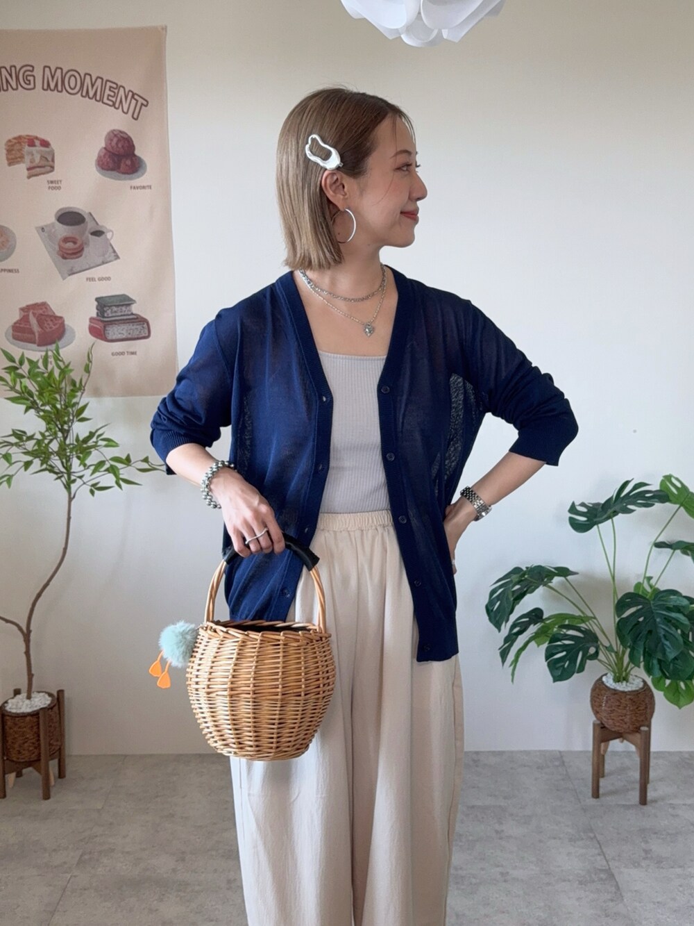 ブルー系のカーディガン/ボレロ、ベージュ系のその他パンツ、シルバー系のバレエシューズを着用したレディースの夏コーディネートの2枚目の写真