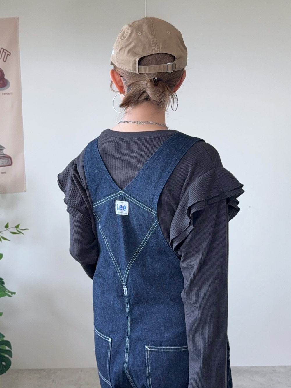 ブラック系のTシャツ/カットソー、ブラック系のボストンバッグ、ブルー系のサロペット/オーバーオールを着用したレディースの冬コーディネートの4枚目の写真