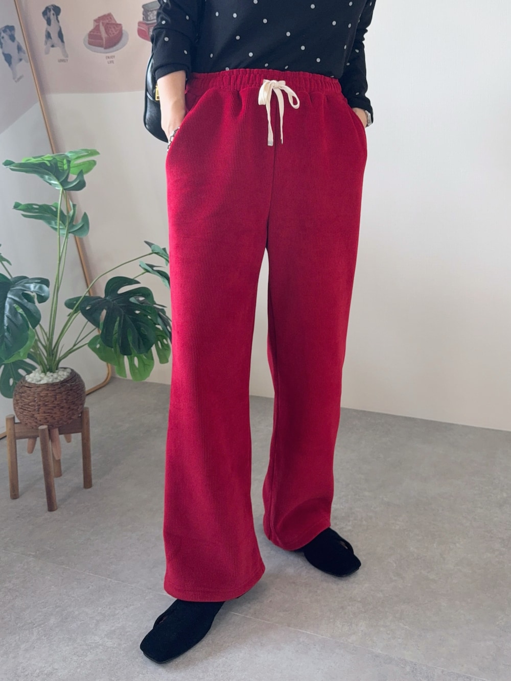 レッド系のその他パンツ、ブラウン系のボストンバッグ、ブラック系のパンプスを着用したレディースの秋コーディネートの5枚目の写真