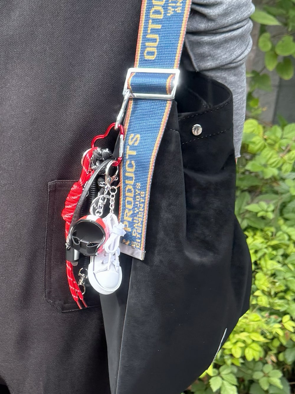 シルバー系のスニーカー、ブラック系のトートバッグ、ブラック系のつなぎ/オールインワンを着用したレディースの秋コーディネートの4枚目の写真