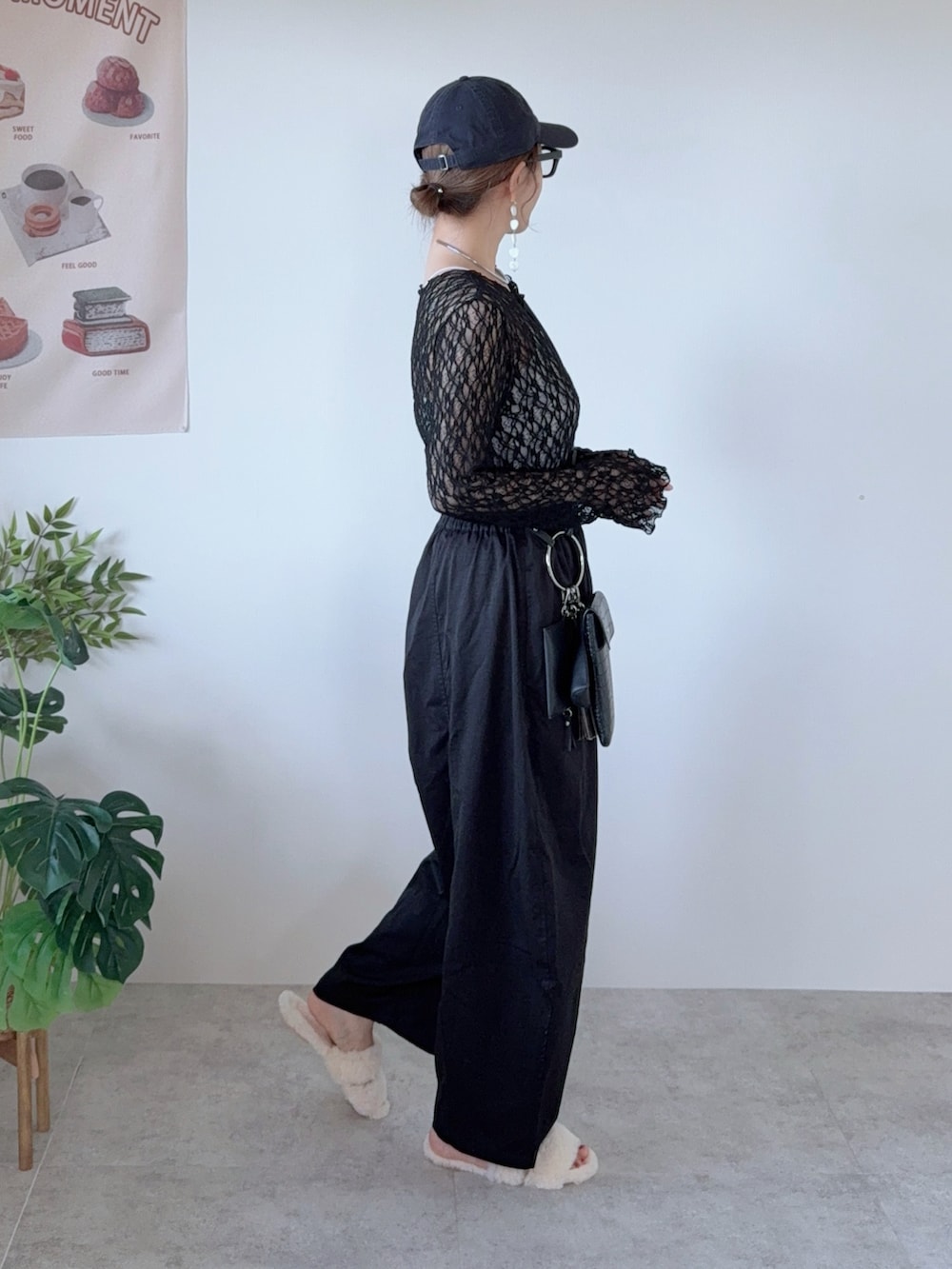 ブラック系のその他パンツ、その他のメガネ、ブルー系のキャップを着用したレディースの夏コーディネートの2枚目の写真