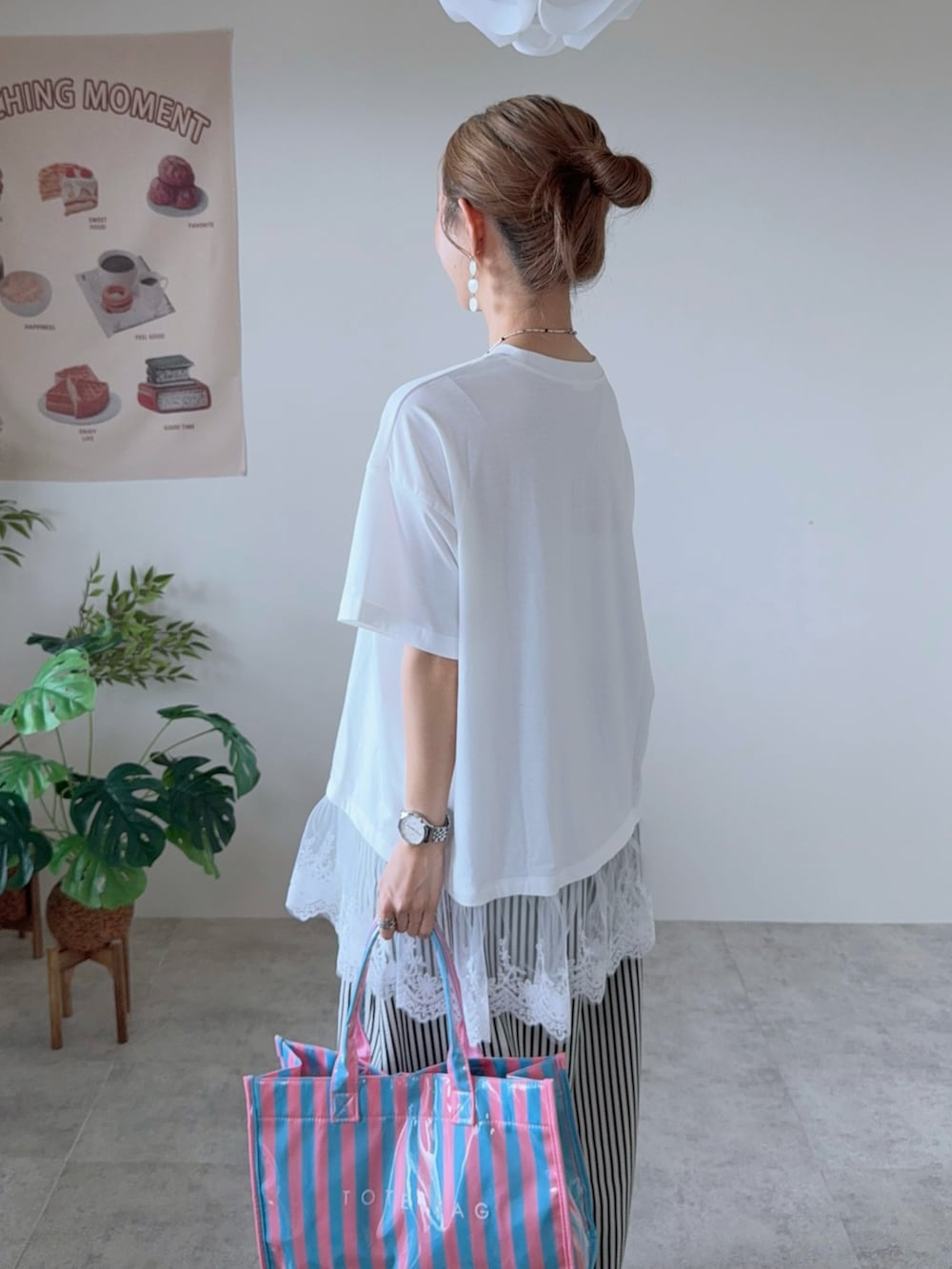ホワイト系のTシャツ/カットソー、ホワイト系のその他パンツ、ホワイト系のサンダルを着用したレディースの夏コーディネートの4枚目の写真