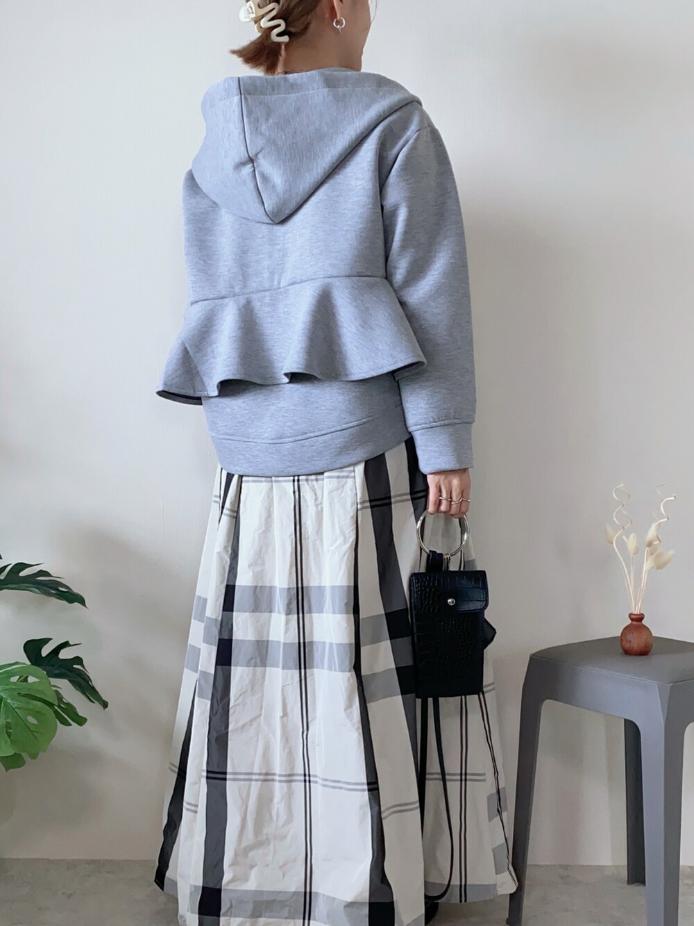 グレー系のその他アウター、ホワイト系のスカートを着用したレディースの秋コーディネートの4枚目の写真