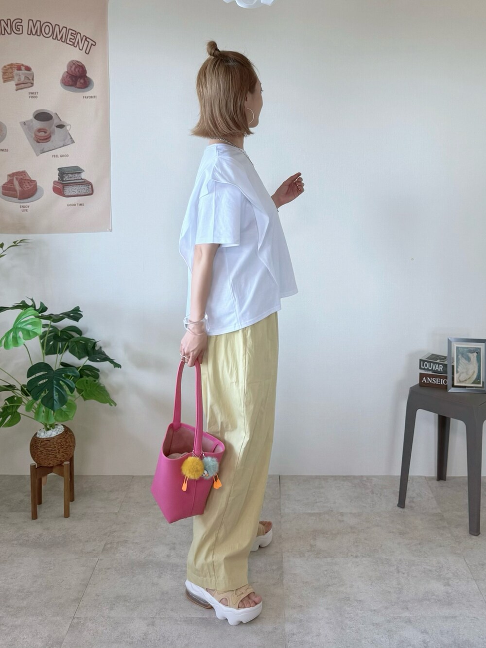 ホワイト系のTシャツ/カットソー、イエロー系のカーゴパンツ、ピンク系のショルダーバッグを着用したレディースの夏コーディネートの2枚目の写真