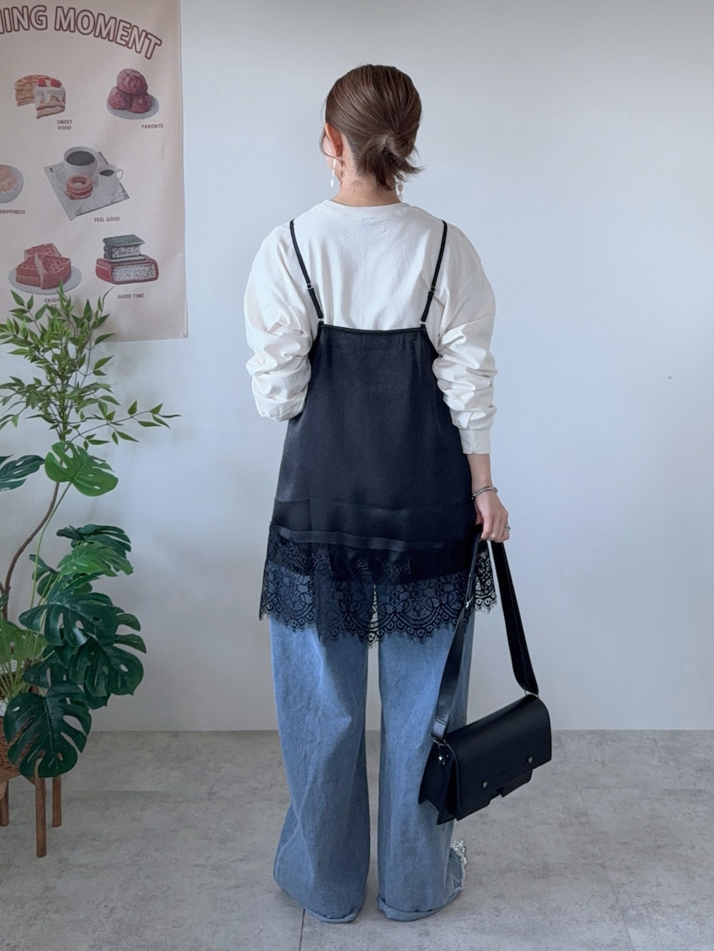 ブラック系のキャミソール、ベージュ系のTシャツ/カットソー、ブラック系のショルダーバッグを着用したレディースの春コーディネートの3枚目の写真