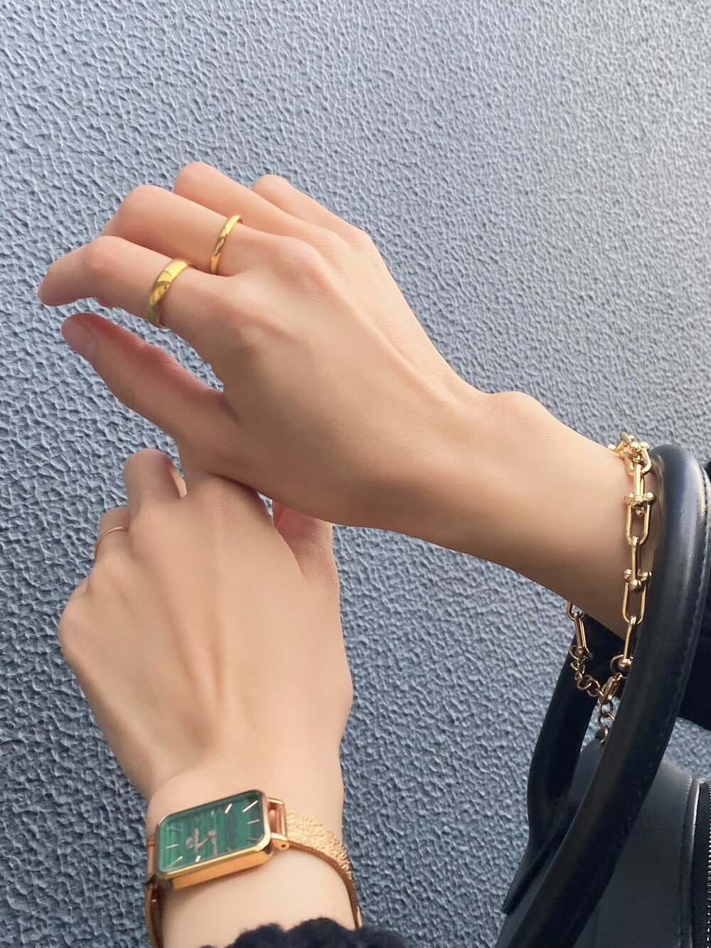 ブラック系のニット/セーター、ブラック系のバッグ、ホワイト系のスカートを着用したレディースの冬コーディネートの4枚目の写真