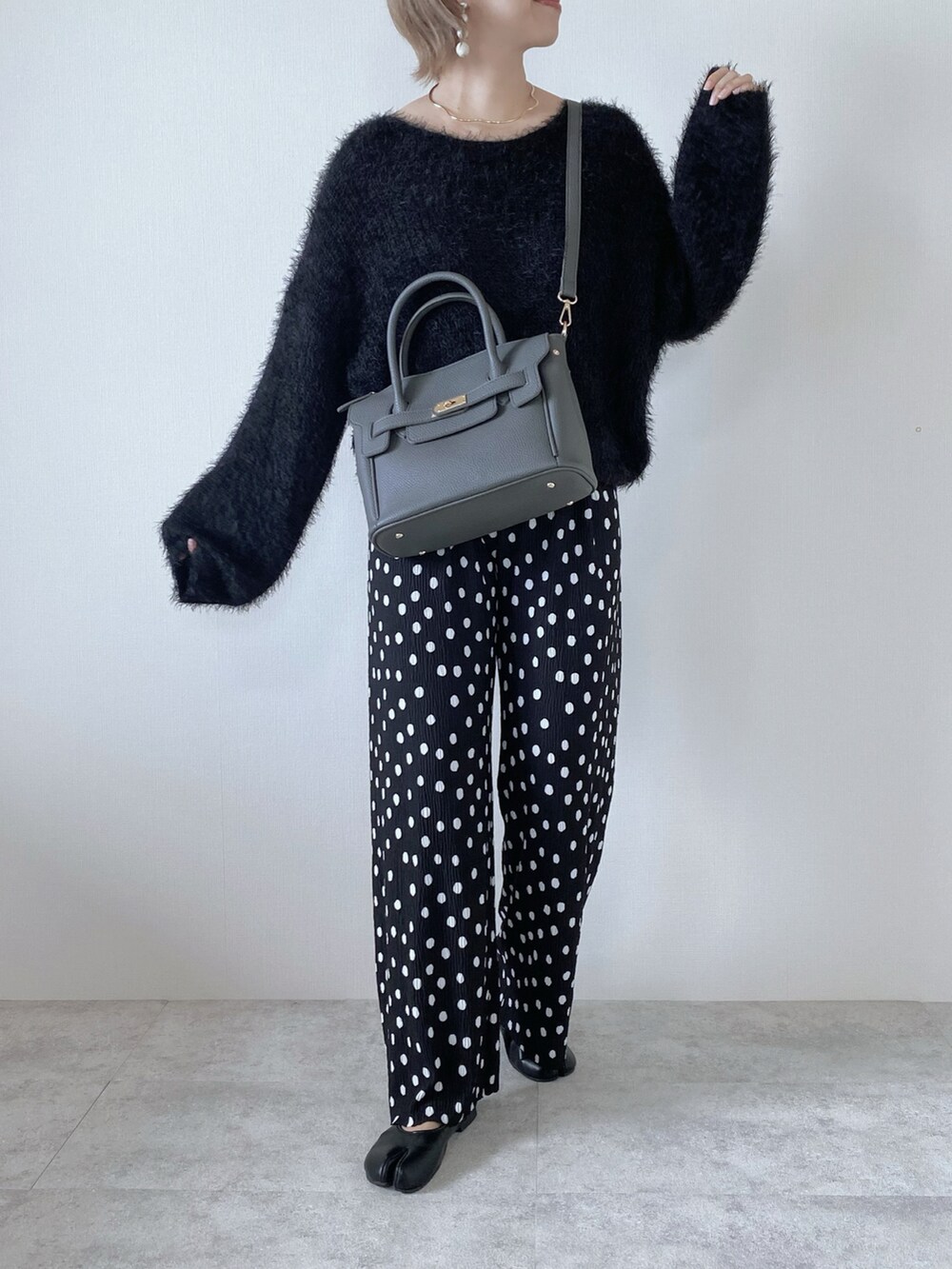 ブラック系のニット/セーター、ブラック系のパンプス、ブラック系のその他パンツを着用したレディースの秋コーディネートの2枚目の写真