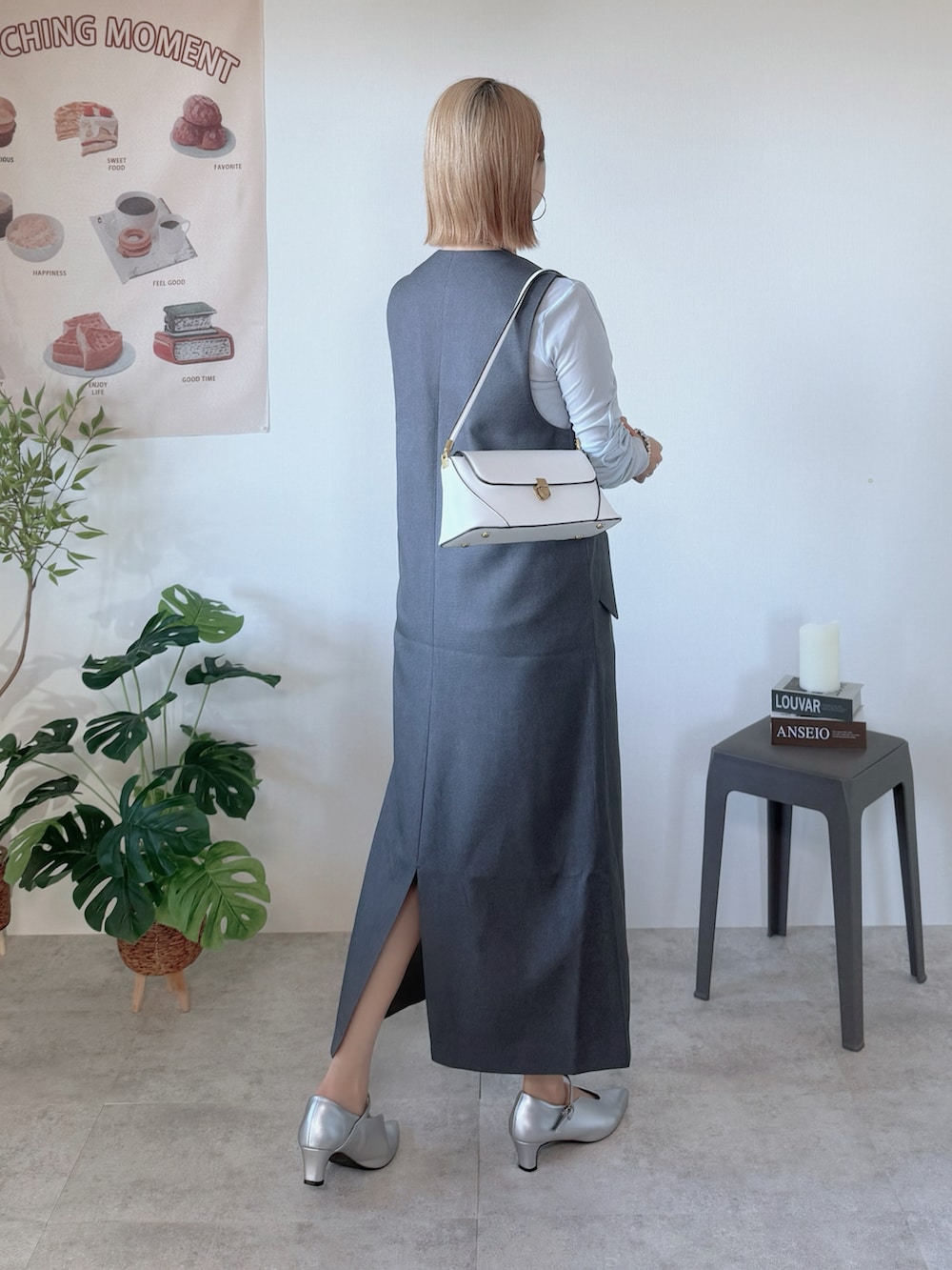 グレー系のワンピース/ドレス、ブルー系のTシャツ/カットソー、シルバー系のパンプスを着用したレディースの春コーディネートの3枚目の写真