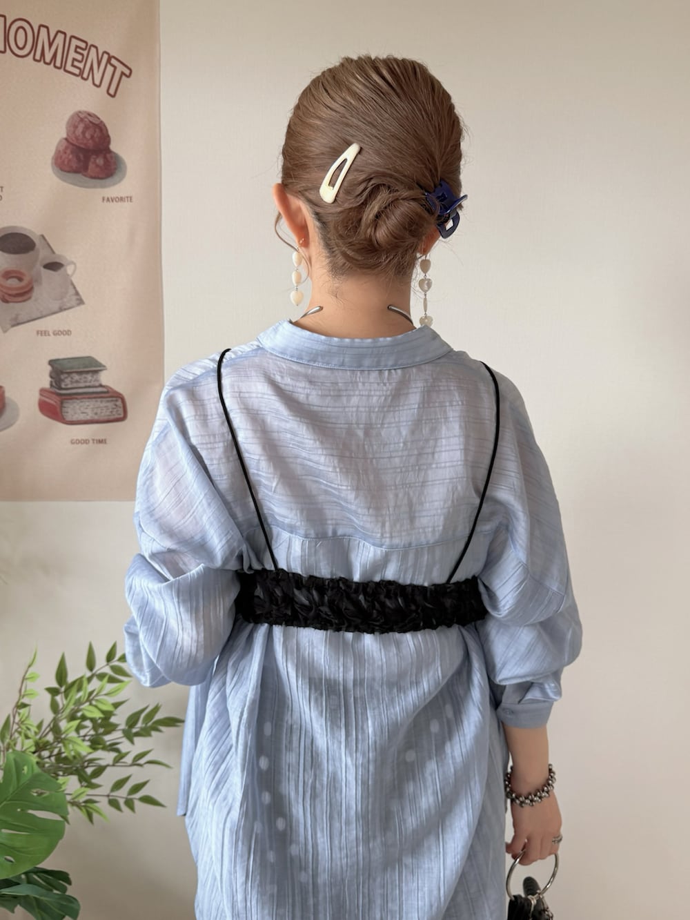 ブルー系のシャツ/ブラウス、ブラック系のシャツ/ブラウス、ブラック系のその他パンツを着用したレディースの春コーディネートの4枚目の写真