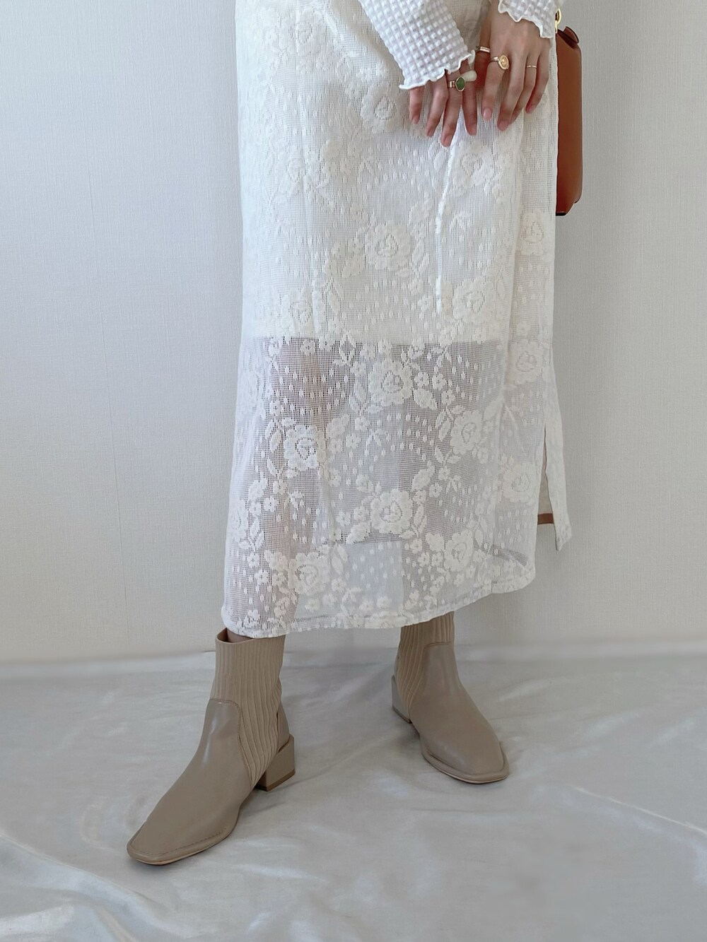 ホワイト系のワンピース、ベージュ系のブーツ、ホワイト系のシャツ/ブラウスを着用したレディースの春コーディネートの5枚目の写真