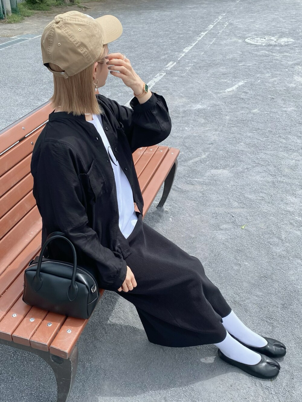 その他のTシャツ/カットソー、ブラック系のブルゾン、ブラック系のスカートを着用したレディースの春コーディネートの4枚目の写真