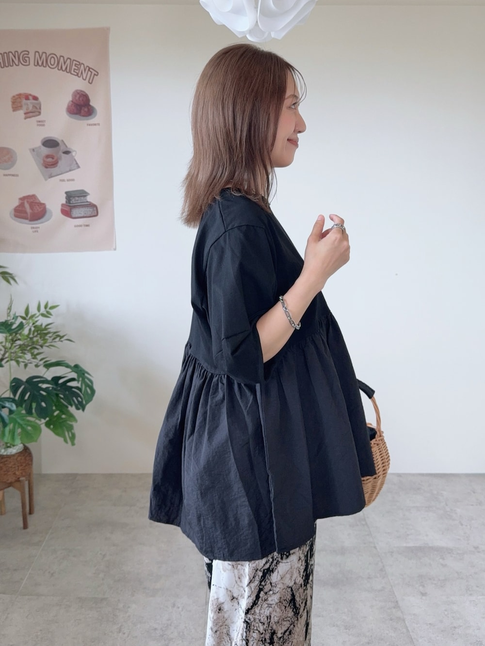 ブラック系のTシャツ/カットソー、ブラック系のサンダルを着用したレディースの春コーディネートの5枚目の写真