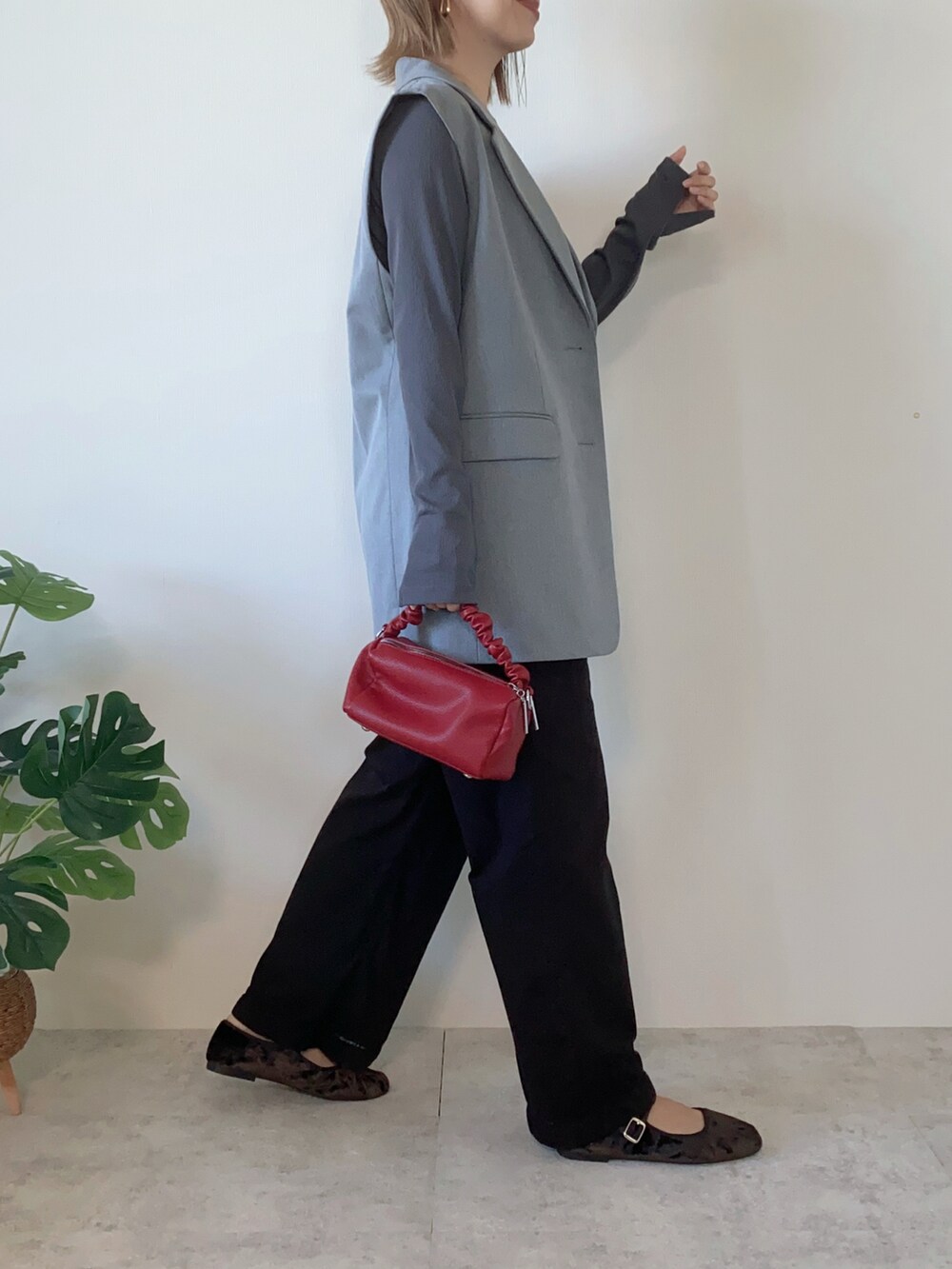 グレー系のトップス、グレー系のベスト、ブラック系のその他パンツを着用したレディースの夏コーディネートの3枚目の写真