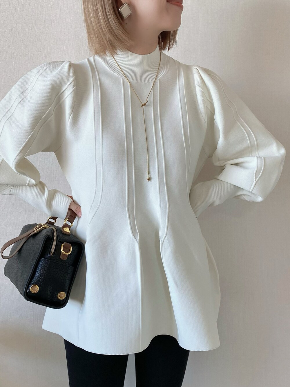 ホワイト系のその他トップス、ブラック系のボストンバッグ、シルバー系のバレエシューズを着用したレディースの冬コーディネートの4枚目の写真