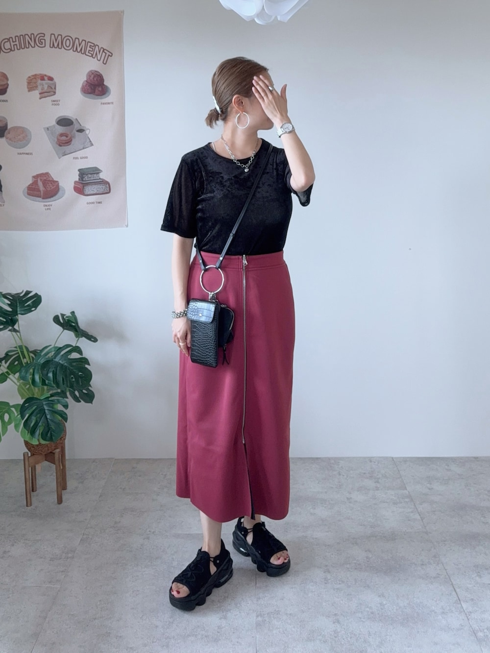 ブラック系のサンダル、ブラック系のスカート、シルバー系のヘアピンを着用したレディースの夏コーディネートの4枚目の写真