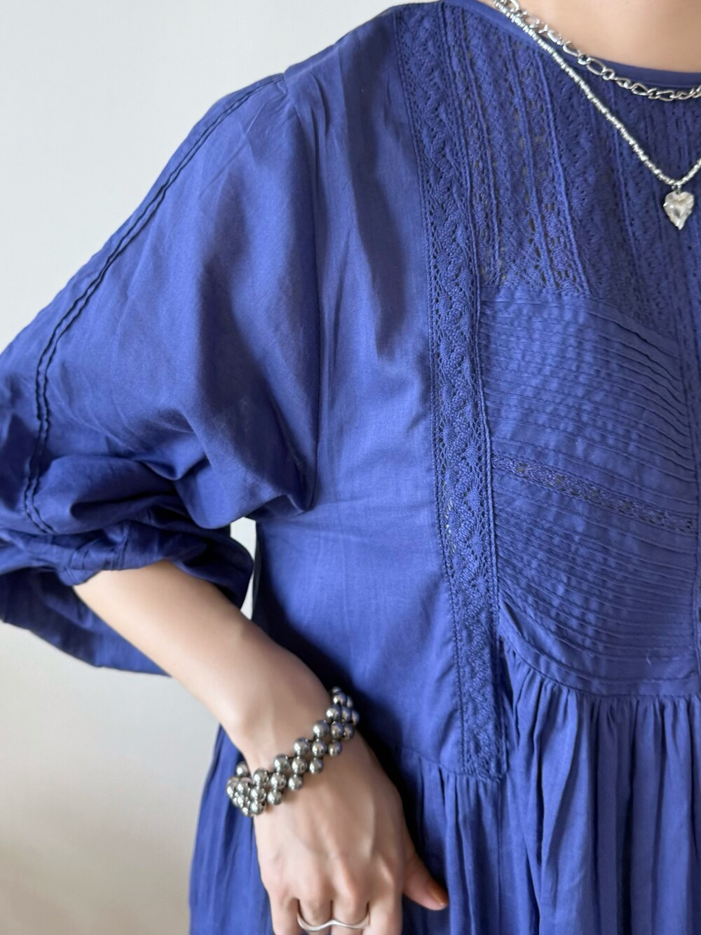 ブルー系のシャツ/ブラウス、ベージュ系のかごバッグ、ブラック系のサンダルを着用したレディースの夏コーディネートの5枚目の写真