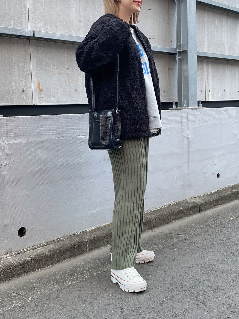 ブラック系のジャケット/アウター、グレー系のベスト、ブラック系のバッグを着用したレディースの冬コーディネートの3枚目の写真