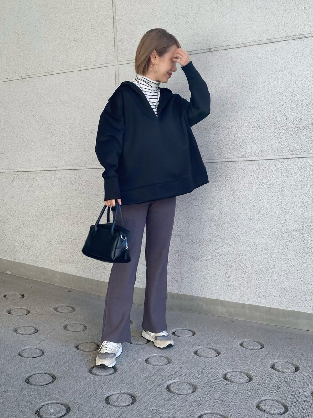 ブラック系のパーカー、グレー系のその他パンツ、ホワイト系のTシャツ/カットソーを着用したレディースの秋コーディネートの2枚目の写真