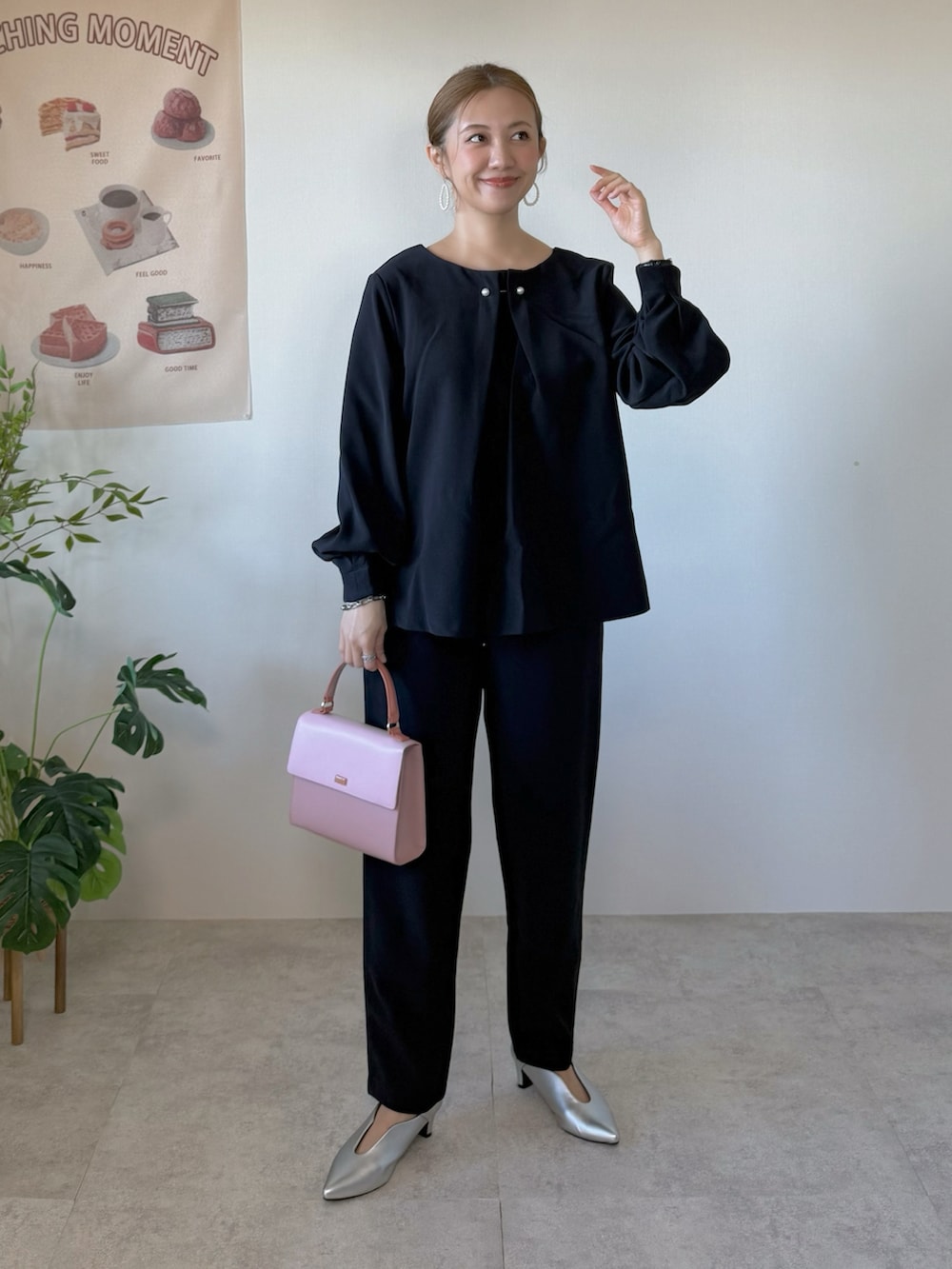 シルバー系のパンプス、ブルー系のセットアップを着用したレディースの冬コーディネートの2枚目の写真